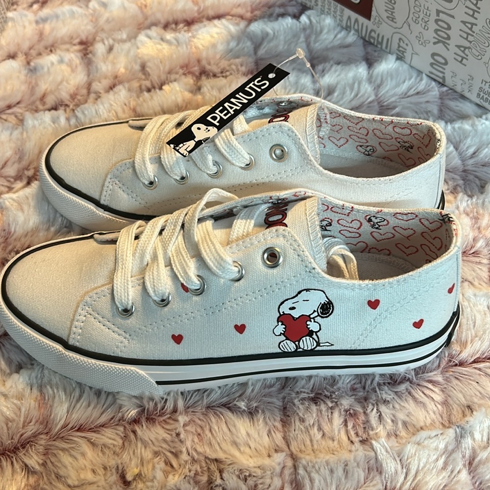 Peanuts Snoopy Sneakers - Picture 2 of 6